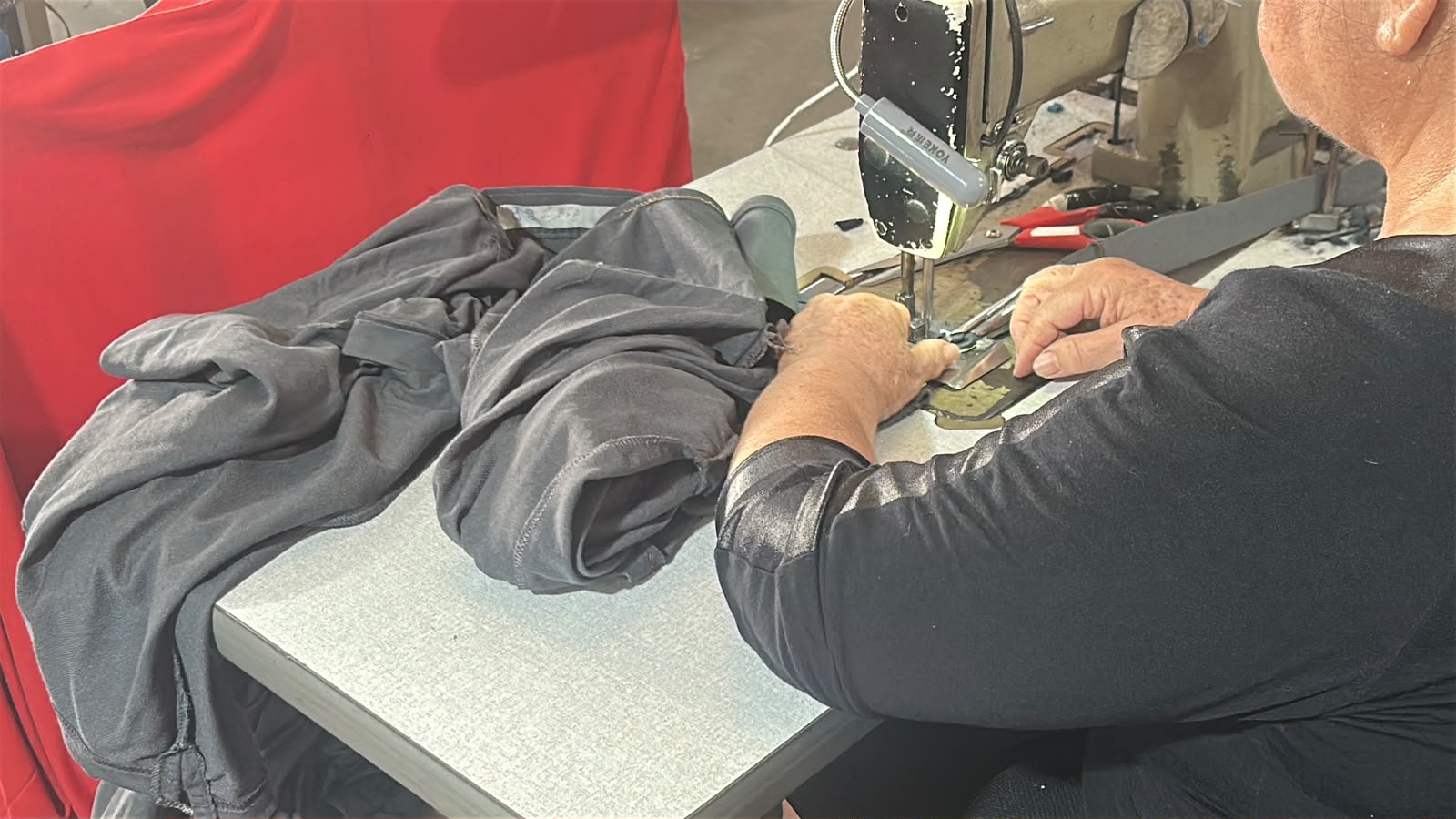 Costura industrial na fábrica